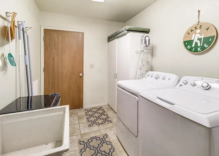 Spacious W/ Deck: 7 Mi To Show Low!