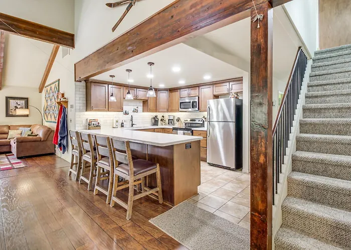 Spacious W/ Deck: 7 Mi To Show Low! *