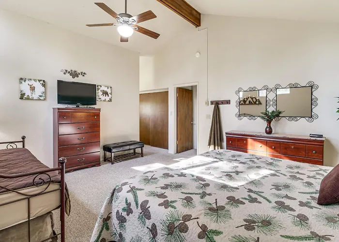 Spacious W/ Deck: 7 Mi To Show Low! Indian Pine