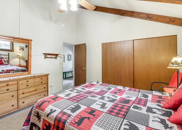 Spacious W/ Deck: 7 Mi To Show Low!