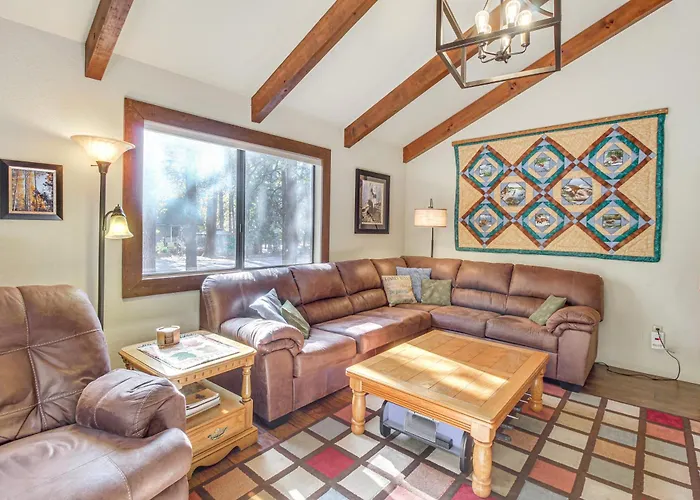 Spacious W/ Deck: 7 Mi To Show Low! Holiday home