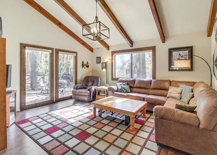Spacious W/ Deck: 7 Mi To Show Low! Holiday home *