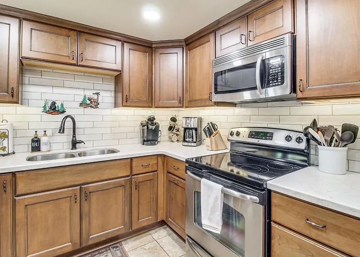 Spacious W/ Deck: 7 Mi To Show Low! *