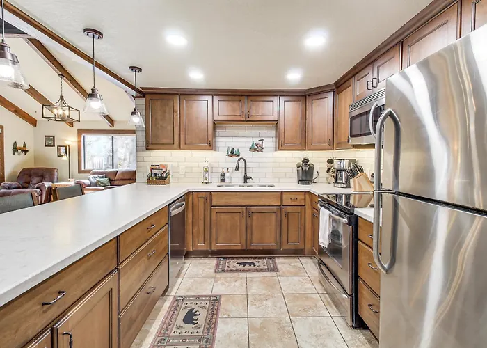 Spacious W/ Deck: 7 Mi To Show Low!