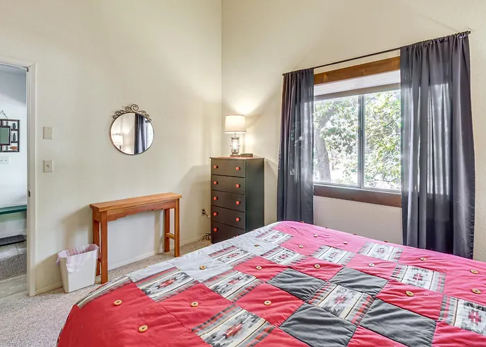 Spacious W/ Deck: 7 Mi To Show Low! Indian Pine
