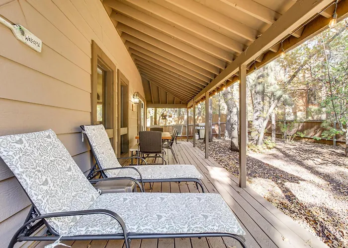 Spacious W/ Deck: 7 Mi To Show Low! Holiday home