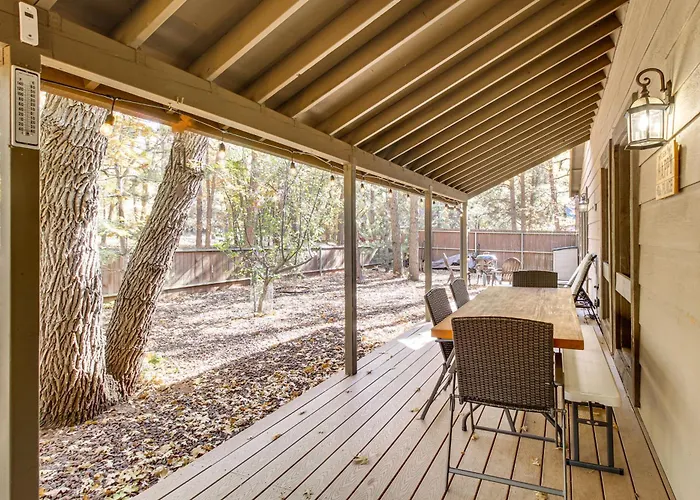 Holiday home Spacious W/ Deck: 7 Mi To Show Low!