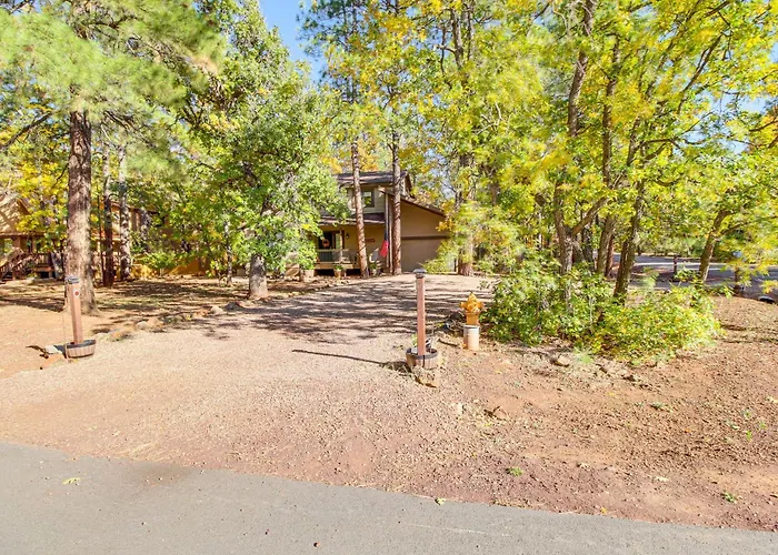 Holiday home Spacious W/ Deck: 7 Mi To Show Low! *